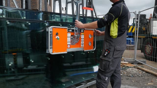 Viavac glaszuiger huren voor glas positioneren Viavac glaszuiger huren voor het tillen en positioneren van glas