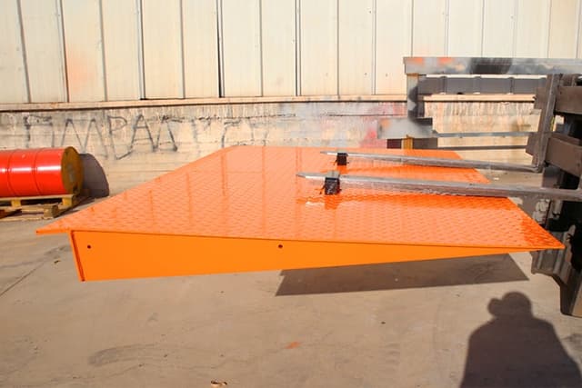 Mobiele oprijramp voor containers Mobiele oprijramp voor containers en transport