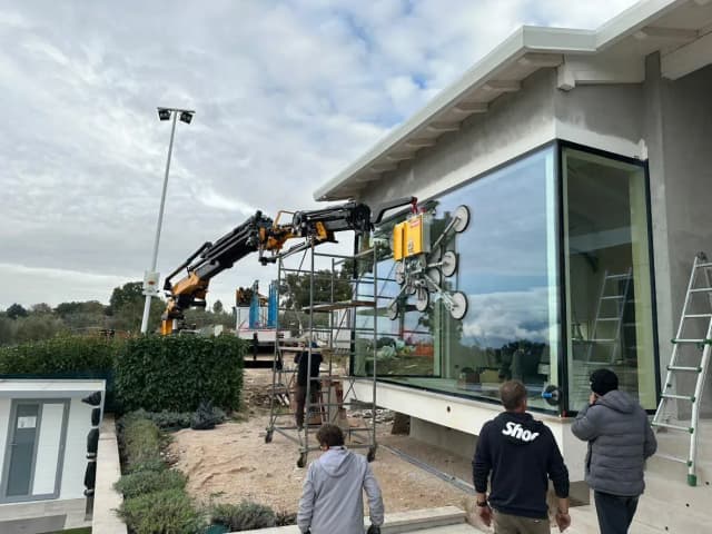 Glas hijsen met glaszuiger Glas hijsen met een professionele glaszuiger