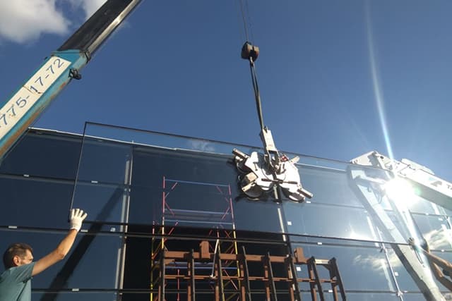 Righetti glaslift Righetti glaslift voor het verplaatsen van glas tijdens montagewerk
