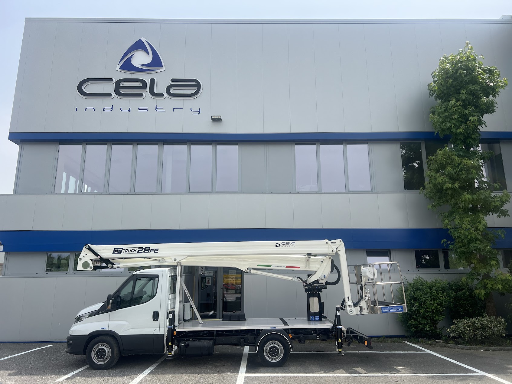 CELA DT Truck 28FE vrachtwagenhoogwerker CELA DT Truck 28FE hoogwerker op vrachtwagen